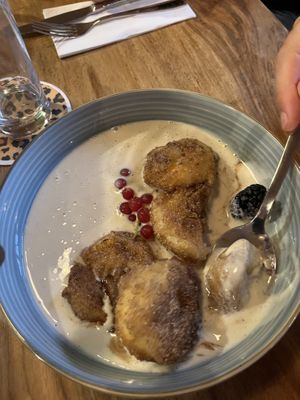 Apfelküchle mit Vanillesauce  at Rübenrot in Augsburg