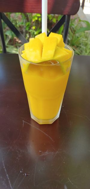 Mango passion smotthie at Daisy and Rosie in Ninh Binh