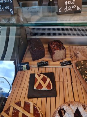 Vegan sweet options: two plumcake at Pan di Bolle in Seregno