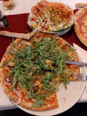 Selbst gemixt mit veganem Käse at Pizzeria Rialto in Neusiedl Am See