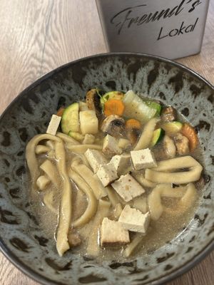 Vegane selbstgemachte Ramen mit Räuchertofu  at Freund's Lokal in Eferding
