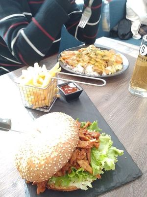 Veganer Burger Pulled Beef and fries und Gemüsecurry mit Fleischersatz und Reis at Mein Bistro - Percha in Bolzano