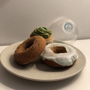 Beigne à la cannelle et aux épices, Beigne à la vanille et Cupcake au matcha at Petit Lapin in Mount-royal