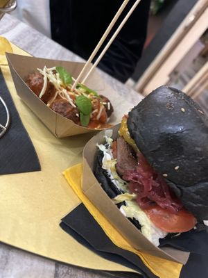Vegane Polpette mit Tomaten-Basilikum-Soße 🍅🌿 / Burger „Pandastic“ als Menü mit Chips und Getränk 🍔  at Panda Burgers  in Olbia