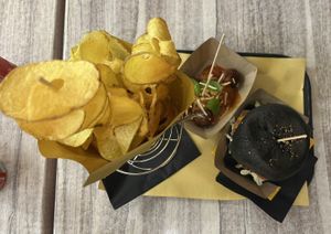 Burger „Pandastic“ als Menü mit Chips und Getränk 🍔 / Vegane Polpette mit Tomaten-Basilikum-Soße 🍅🌿  at Panda Burgers  in Olbia