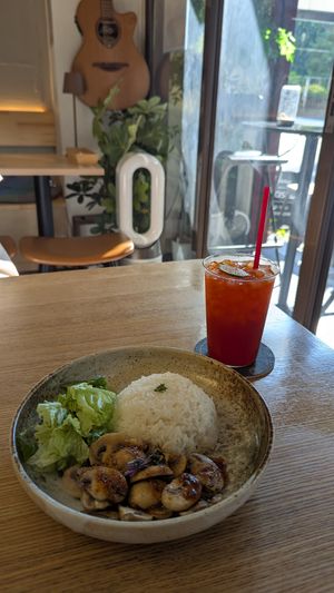 Sauteed mushrooms and Thai lime drink at Suphab Thai Cafe - スパーブ タイモダンカフェ in Tokyo