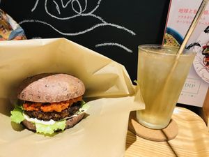 ヴィーガンバーガーとレモングラス🍋のアイスティー at LOVE Pacific Cafe in Nagoya