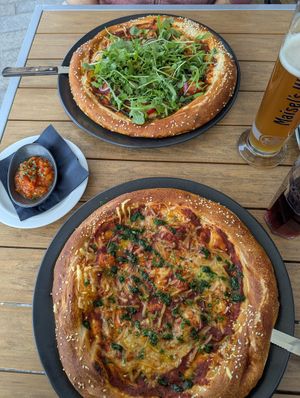Brezenpizza "Gmias vegan" + "veganer Kas" and tomato salsa at Brezeria in Regensburg