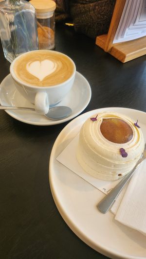 Rhabarbertörtchen und Cappuccino mit Hafermilch at Marisa Luft - Patisserie und Torten (ehem. Café Stöhr) in Lauterbach