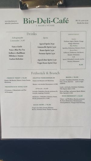 Vegane Açai Bowl at Bio-Deli-Cafe‘ "3 Haselnüsse" in Templin