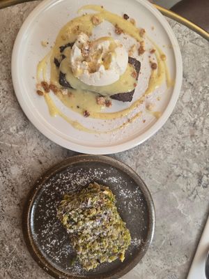 Les deux desserts du jour. at John Silver Original Bistroffee in Marseille