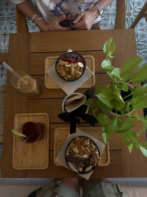 we took the acai con cuarana (very yummi but cold), and the snicker bowl (very niice but filling), and the happy heart juuce and iced latte  at PLANT SHACK    in Mallorca