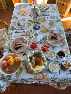Brot, Kuchen, Früchte,   at AU-RA Vegan B&B in Castagneto Carducci