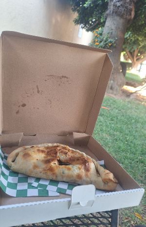 ¡Hoy se ordenó un Calzone delicioso para cenar! 🤌🏻🌿🛵 at Raices in San Andres Cholula