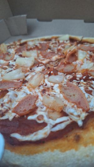 ¡Honolulu! Pomodoro, queso vegano, piña, jamón de seitán... ¡Recomendadísima! 🍕🍅🧀🍍🌱✨️ at Raices in San Andres Cholula