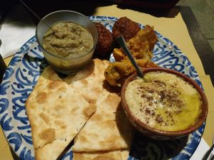Antipasto misto (falafel, pakoras, pan, hummus y babaganush) at Orient Experience II in Venice