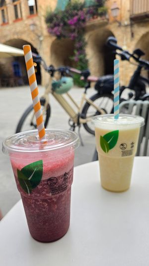Juices (4,5€ each) at Ca la Lola in Peratallada