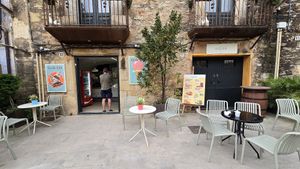 Front and outdoor seating at Ca la Lola in Peratallada