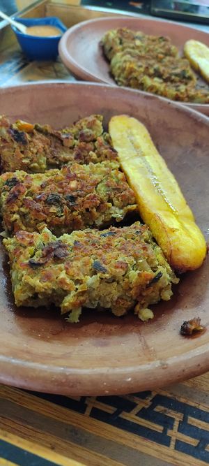 Tortilla ve verduras y arroz, tajada de maduro at Tattva in Pasto