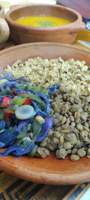 Arroz integral, lentejas, verduras al vapor at Tattva in Pasto
