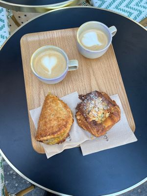 Cappuccinos, pain au chocolat com amêndoas e pastel de maçã (15 euros tudo) at Land & Monkeys - Père Lachaise   in Paris