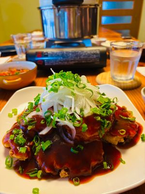 Crispy tofu dumplings served in a warm soy-based glaze with tender spring-harvest sliced onions, green onions at Chambre d'hôte Chaton in Mie