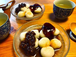 Chewy rice flour dumplings (shiratama), served with three classic Japanese flavors: sweet red bean paste (anko), nutty roasted soybean flour (kinako), and a sweet soy-based glaze ( at Chambre d'hôte Chaton in Mie