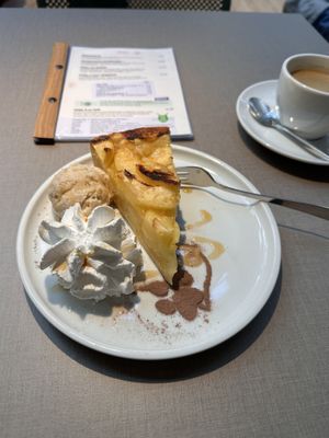 Sehr leckerer Apfelkuchen   at Katzentempel Berlin Mitte in Berlin