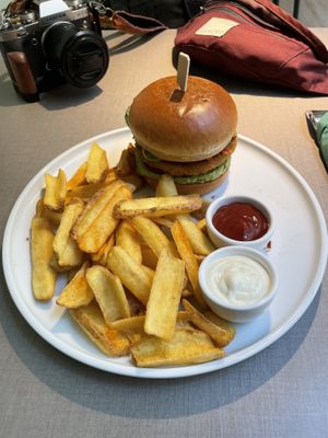 Crispy No Chicken Burger (15.90€)  at Katzentempel Berlin Mitte in Berlin