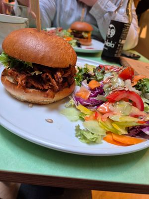 Pulled pork burger at Katzentempel Berlin Mitte in Berlin