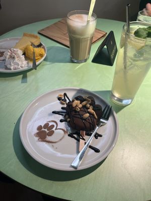 dont call it snicks paw and meowjito + cheesecake and lattee  at Katzentempel Berlin Mitte in Berlin