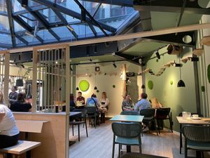 Dining area, a cat sleeping in one of the baskets attached to the wall  at Katzentempel Berlin Mitte in Berlin