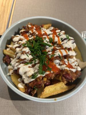 Chili con fritten  at Katzentempel Berlin Mitte in Berlin