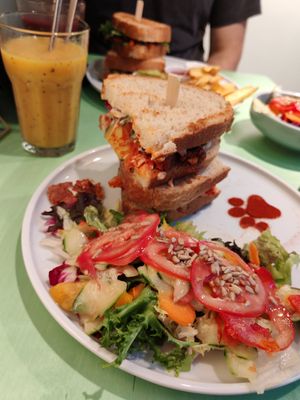 Steak it easy Sandwich, Sonnenkuss Smoothie im Hintergrund at Katzentempel Berlin Mitte in Berlin