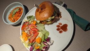 Happy piggy burger at Katzentempel Berlin Mitte in Berlin