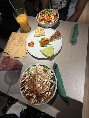 Vorspeise: Purrschetta und 2 Bowls zum Hauptgang  at Katzentempel Berlin Mitte in Berlin