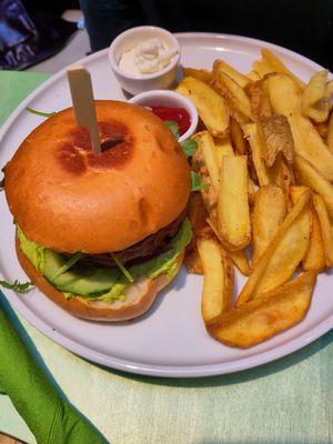Burger mit veganem Mozzarella at Katzentempel Berlin Mitte in Berlin