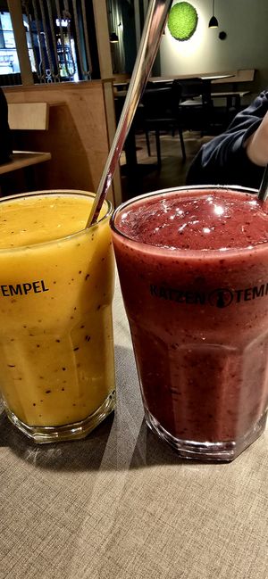 Mango & Berry smoothie at Katzentempel Berlin Mitte in Berlin