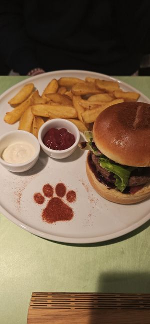 Temple burger at Katzentempel Berlin Mitte in Berlin