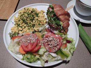 Frühstück - immer verfügbar at Katzentempel Berlin Mitte in Berlin