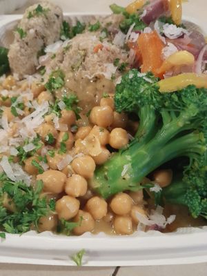 Garlic and herb 🌿 quinoa with coconut 🥥 turmeric along with soup of the day or salad.  at Chef W Vegan Lunchbox in Nassau