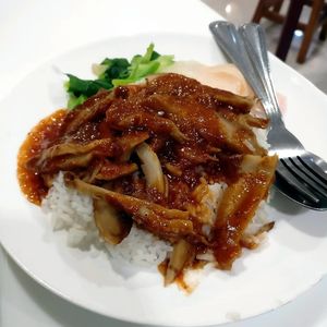 Fake meat with sauce and rice. at The Rice and Healthy Food ข้าวทิพย์ แอนด์ เฮลท์ฟู้ด in Bangkok