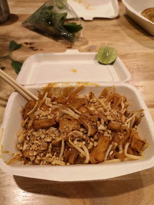 Pad Thaï take away at The Rice and Healthy Food ข้าวทิพย์ แอนด์ เฮลท์ฟู้ด in Bangkok
