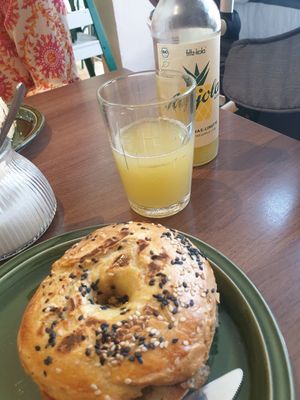 Bagel with Avocado and tomato, pineapple lime drink at Herbivora in Bad Aibling