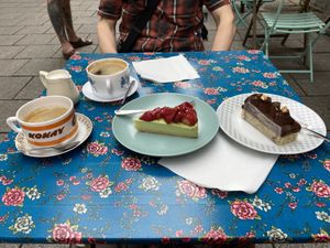 Un gâteau chocolat poire et un autre à la pistache et à la fraise. Un délice. Nous recommandons le lieu.   at What The Cake in Strasbourg