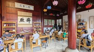 Restaurant interior at Tao Guang Cha An - 韜光茶庵 in Hangzhou