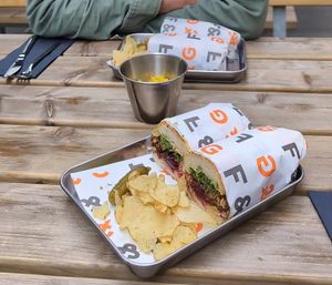 Veganes Tempeh Sandwich mit hausgemachtem Tempeh aus eigener Kreation mit Sesam-Chipotle-Majo, gepickelter Roter Beete, Salsa Verde und marinierten Roten Zwiebeln. at Feinripp & Gold in Cologne