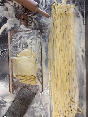 áhoj paka ✨🐈‍⬛🐈‍⬛✨ ďaľší týždeň, ďalšie nové jedlá ✨ novinkou v predaji pre vás na doma budú naše FATCAT wursty at FatCat Delikatessen in Bratislava