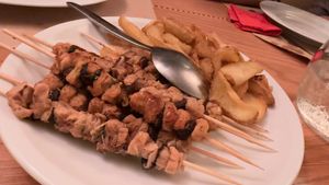 Arrosticini vegan e patate sabbiate at La Sidreria in Turin