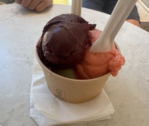 Blauwe bes, aardbei, ananas   at Glacier des vignobles in Saint-emilion